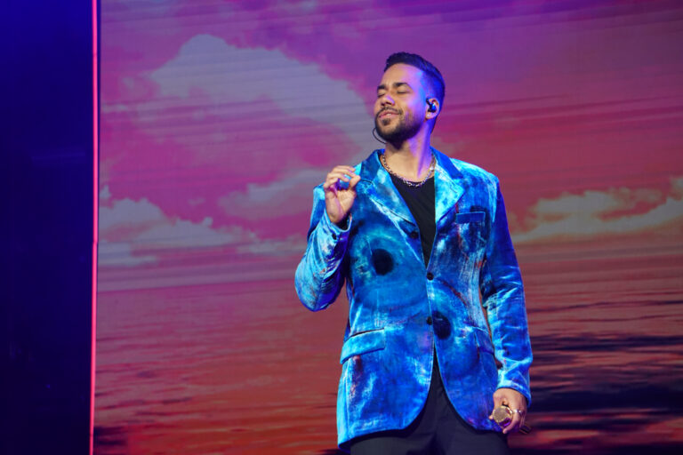 ROMEO SANTOS 32