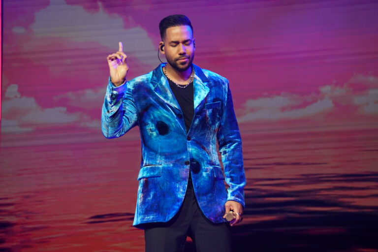 ROMEO SANTOS 33
