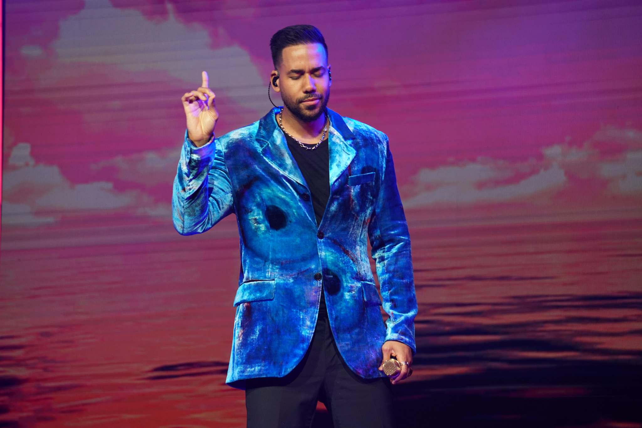 ROMEO SANTOS 44