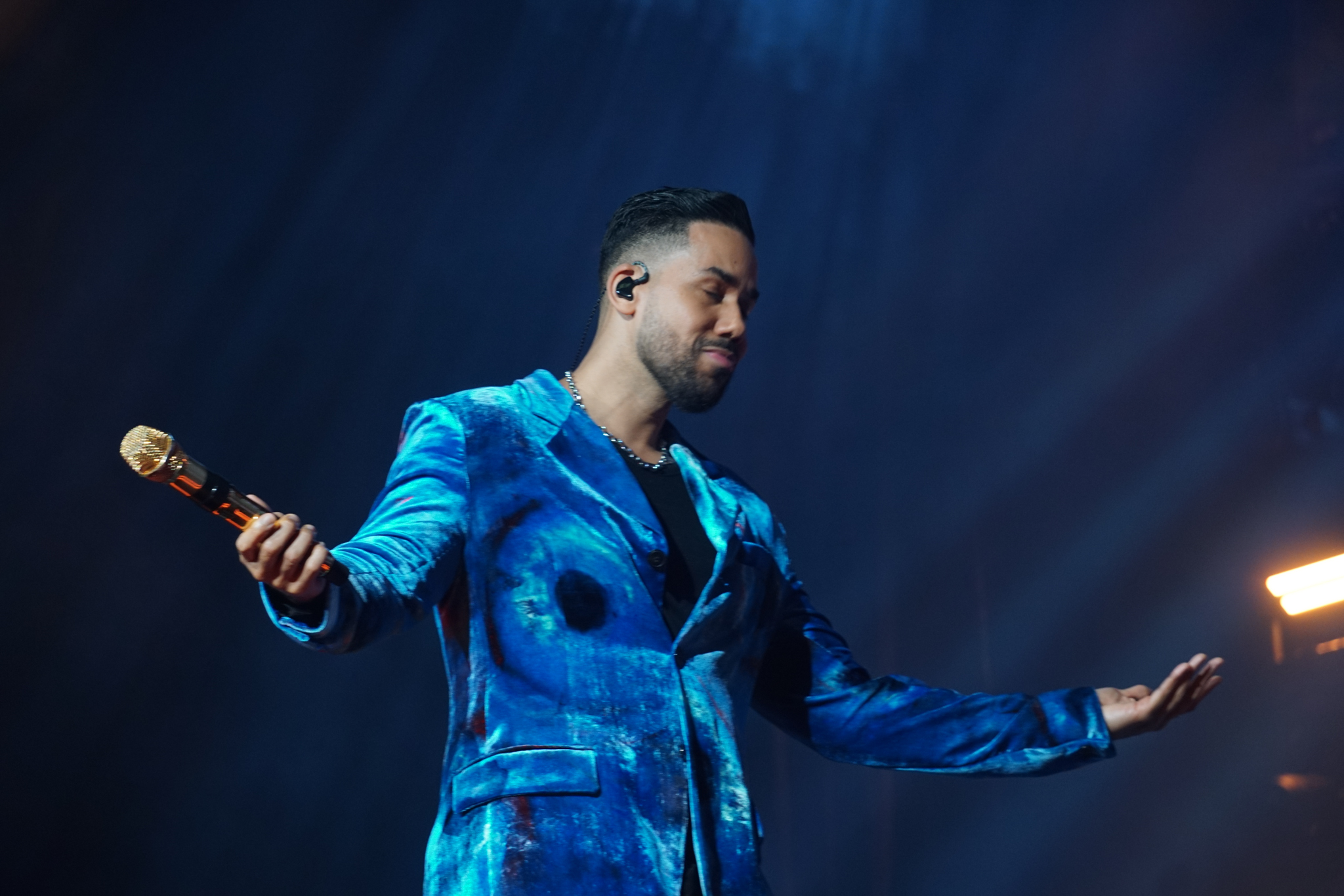 ROMEO SANTOS 72
