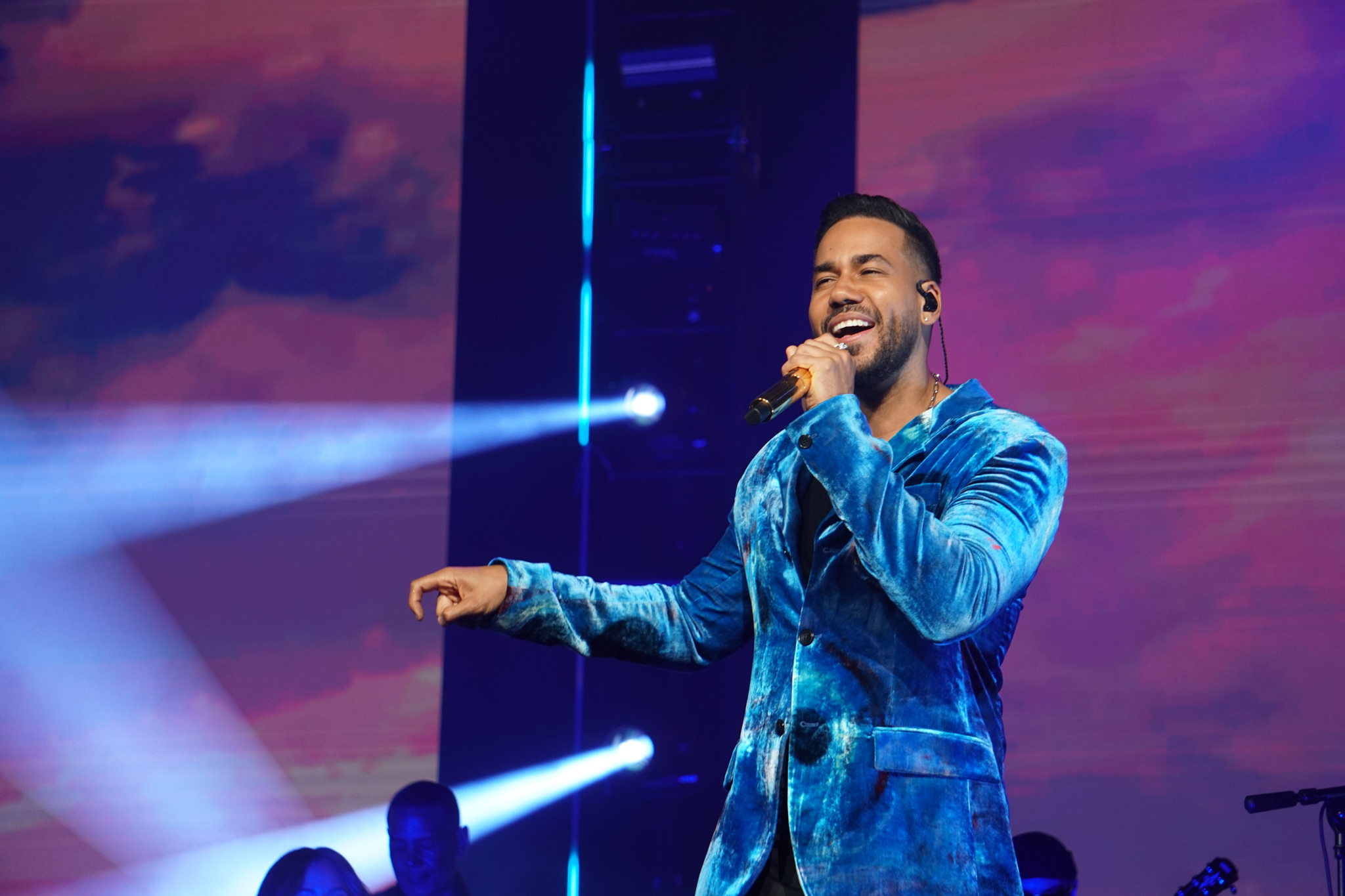 ROMEO SANTOS 82
